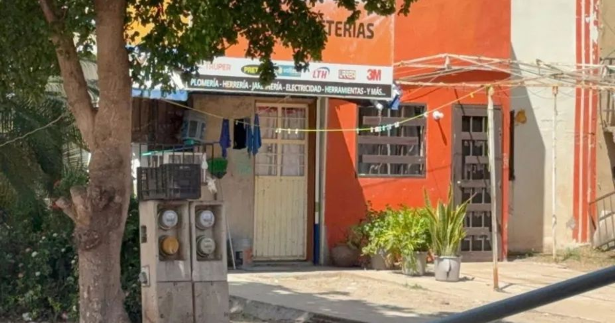Ferretería en edificio naranja con letrero de productos y ropa tendida en Culiacán