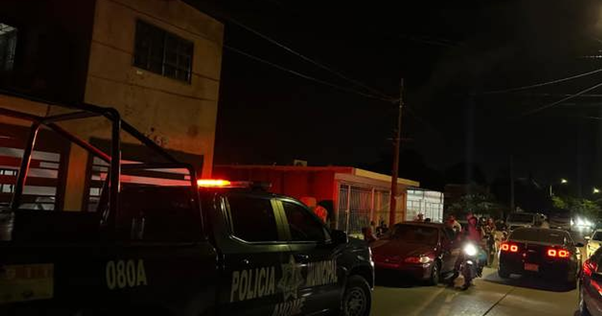 Operativo policial nocturno en Los Mochis, Sinaloa, con patrullas y actividad en la calle.