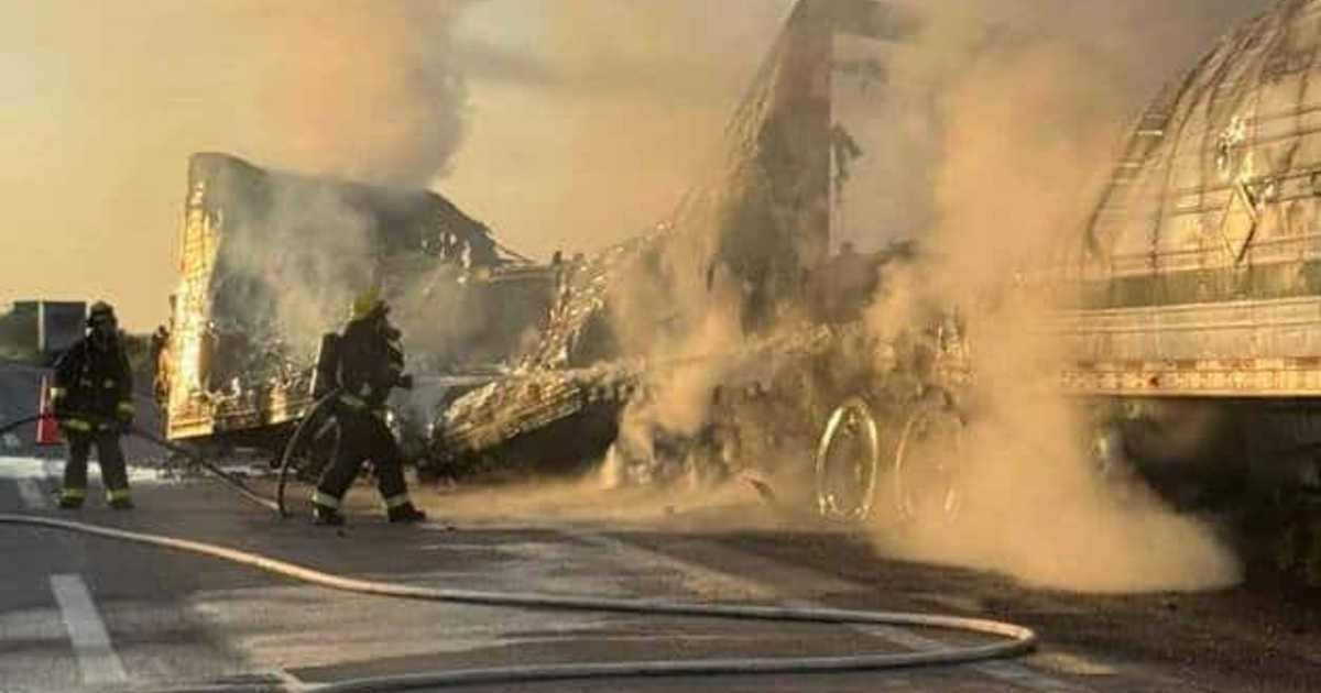 Bomberos apagan incendio de tráiler en la autopista Benito Juárez