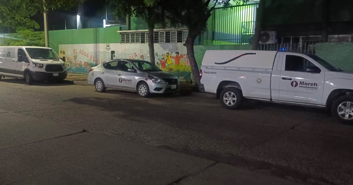 Calle nocturna en Culiacán con vehículos de Moreh y mural colorido