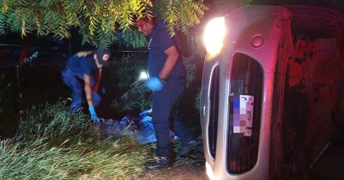 Accidente vial en avenida Francisco Madero Herrera con un Nissan March volcado