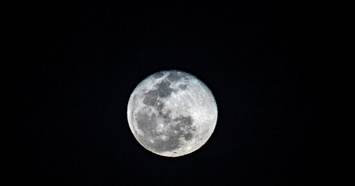 Imagen de la Luna con cráteres y sombras visibles en un fondo negro, relacionada con la Noche Internacional de Observación de la Luna.