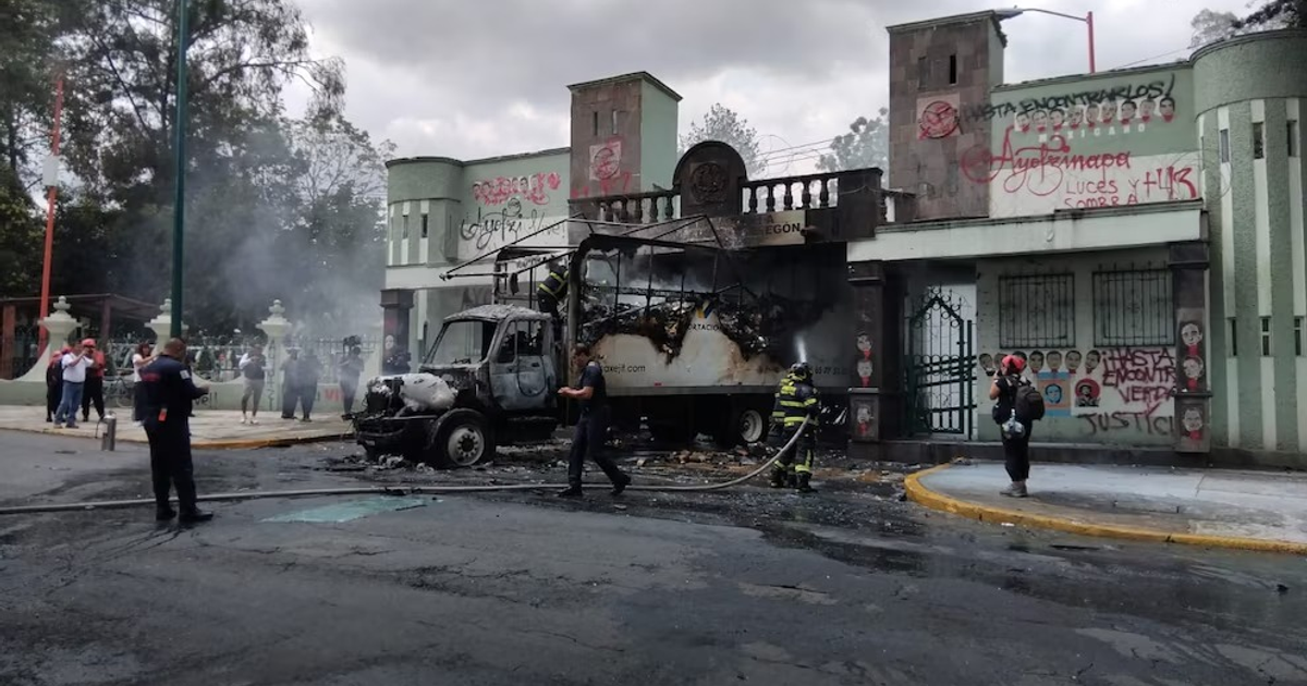 Camión incendiado en Campo Militar 1 con bomberos y espectadores