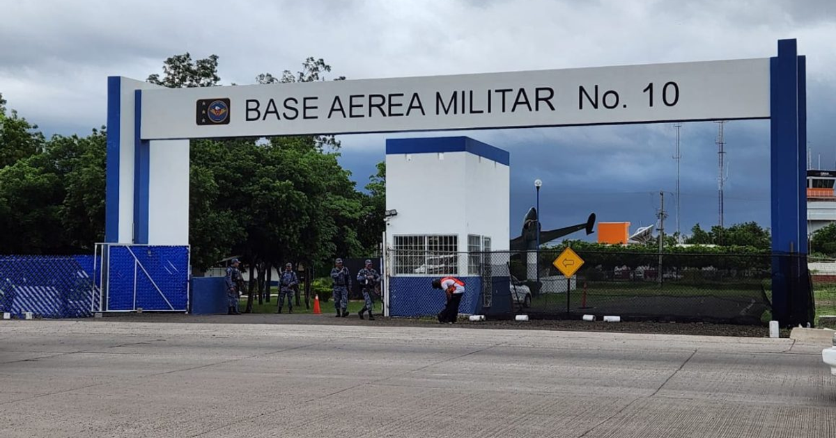 Entrada de la Base Aérea Militar No. 10 en Culiacán con soldados y acceso cerrado