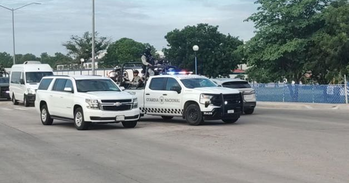 Vehículo de la Guardia Nacional en carretera de Culiacán durante operativo de seguridad.
