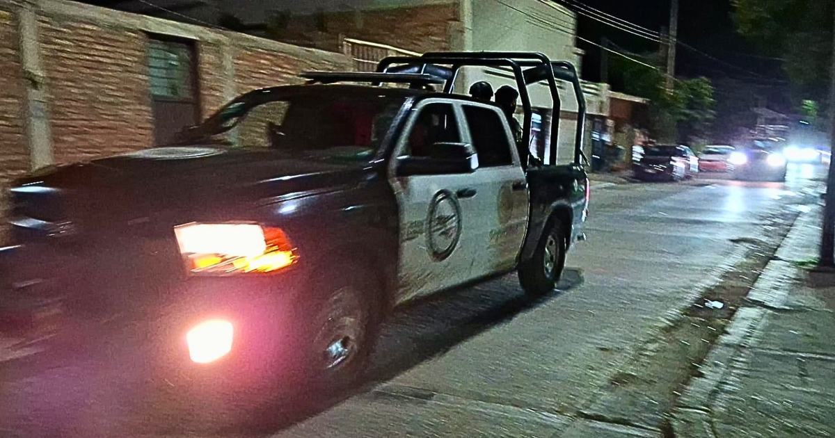 Camioneta policial en operativo nocturno en Guasave, Sinaloa