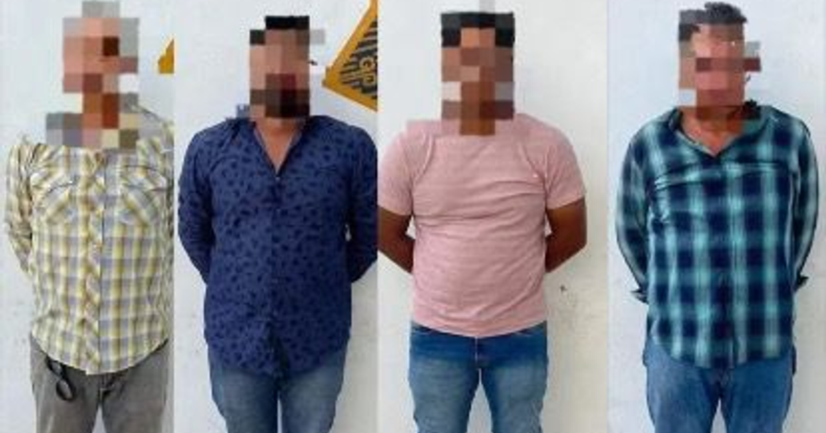 Cuatro hombres detenidos en Carmen, Campeche, con rostros pixelados y fondo de pared blanca con señal de advertencia.