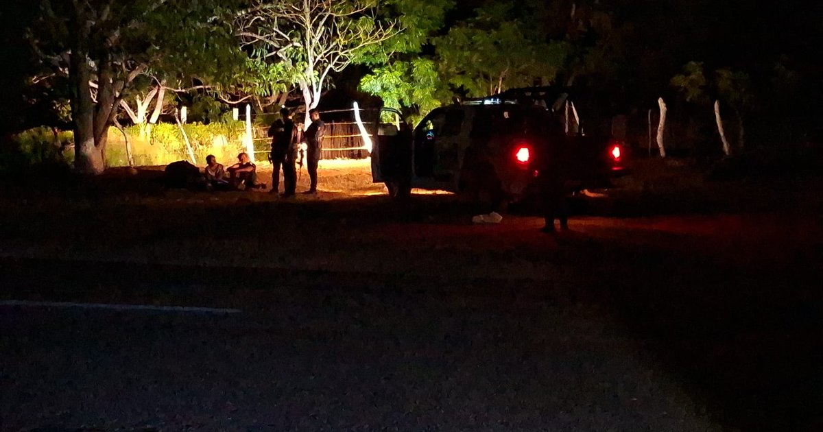 Operativo nocturno en carretera de Mazatlán con personas y vehículo iluminado