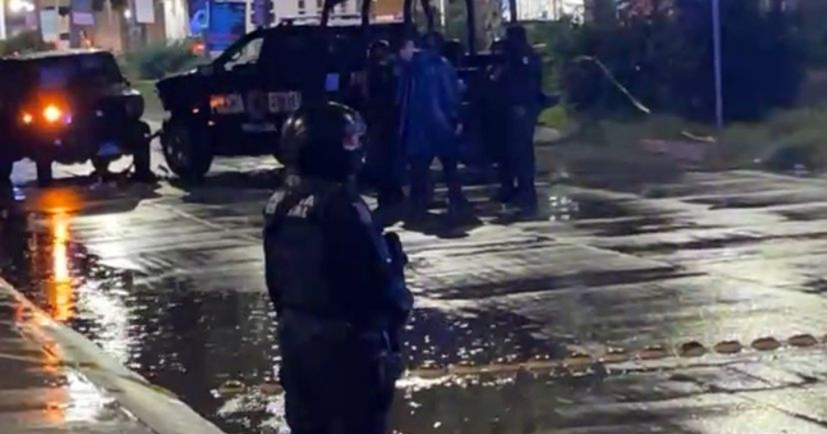 Operativo policial nocturno en Culiacán con patrullas y agentes en acción.