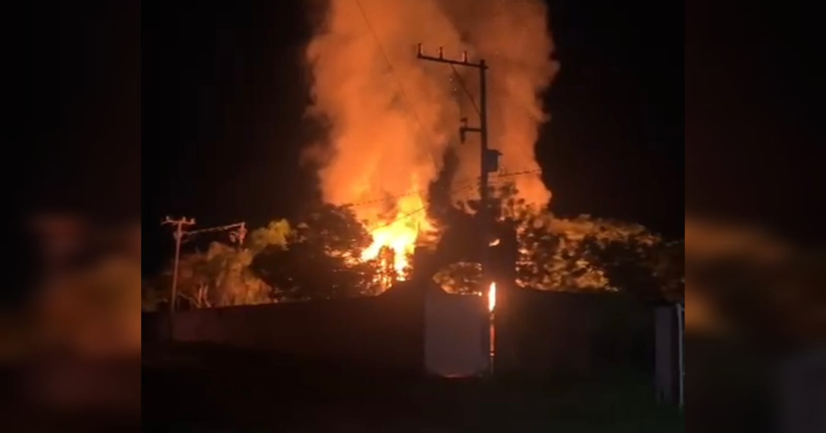 Incendio nocturno en Culiacán con llamas y humo tras balaceras en El Limón de los Ramos