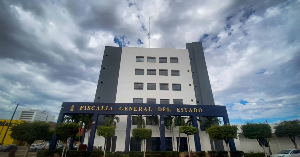 Edificio de la Fiscalía General del Estado en Culiacán, Sinaloa, con fachada moderna y cielo nublado.