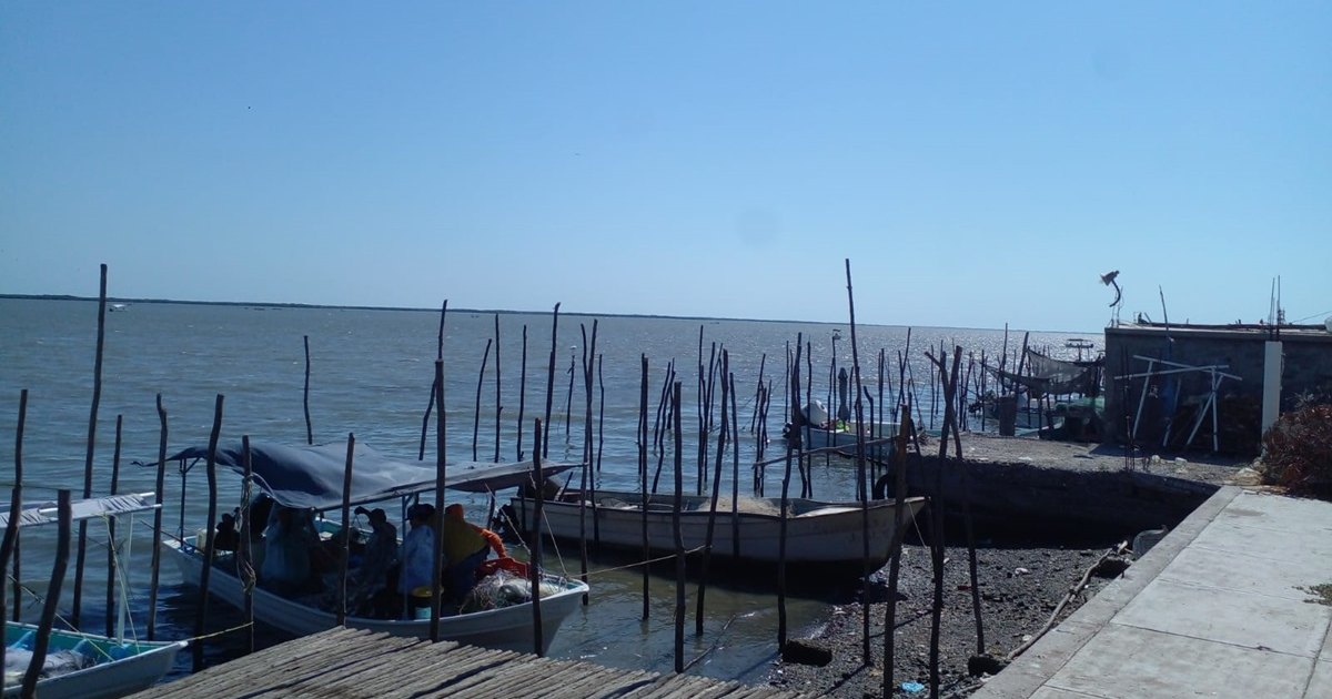 Paisaje costero en Playa El Perihuete con embarcaciones y cielo despejado