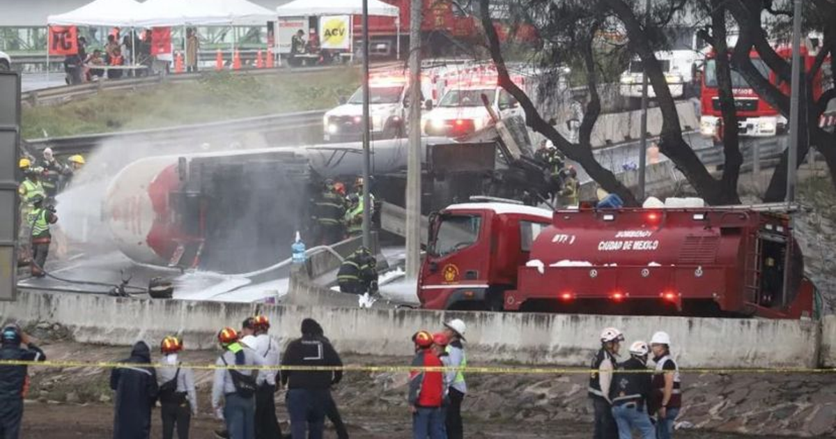 Accidente de pipa de gas LP en Iztapalapa con bomberos y humo