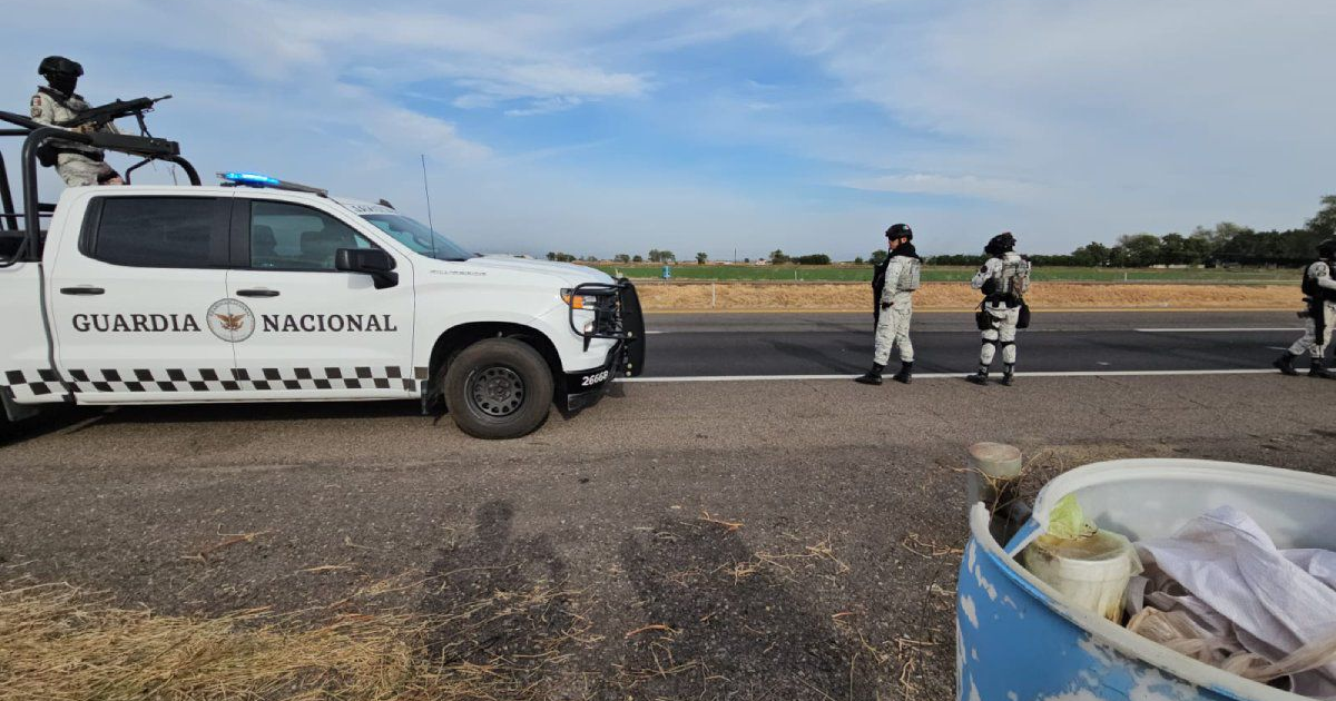 Vehículo de la Guardia Nacional en carretera rural con tambor de desechos, relacionado con hallazgo en maxipista Culiacán-Mazatlán.