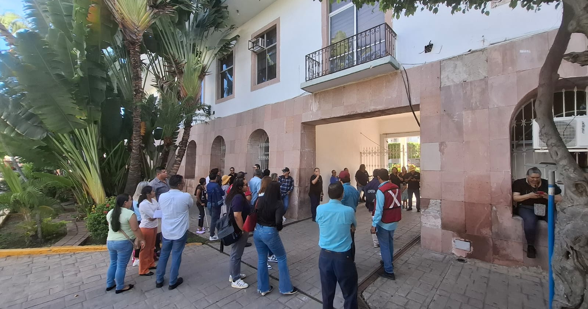 Grupo de personas frente al palacio municipal de Mazatlán durante una protesta pacífica de policías jubilados.
