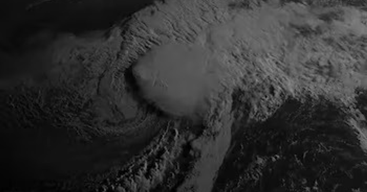 Vista aérea de un ciclón en formación sobre Sinaloa, con nubes oscuras en patrones circulares.