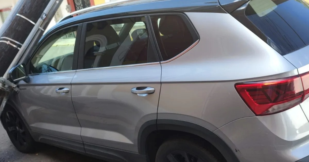 Automóvil plata afectado por poste caído en Mazatlán