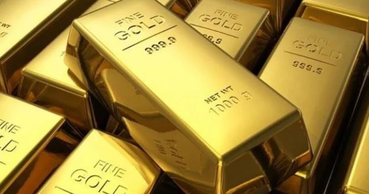 Lingotes de oro fino apilados con inscripciones de pureza 999.9 y peso de 1000 gramos.