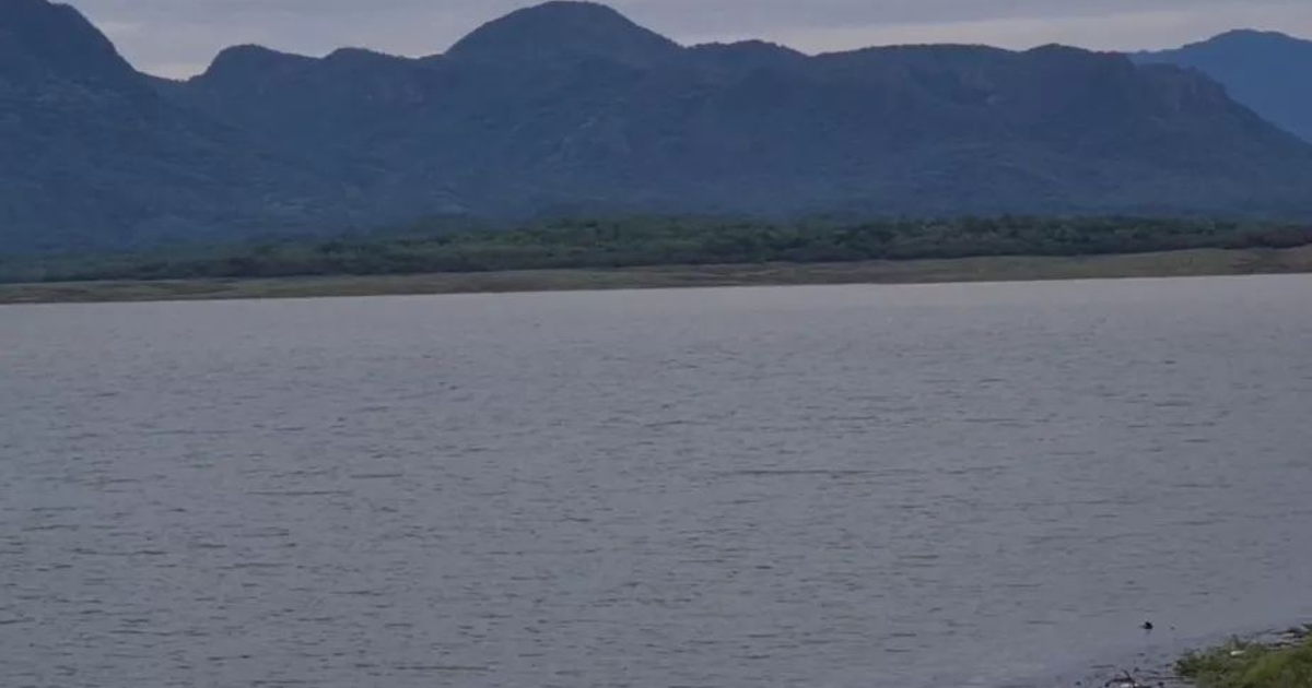 Paisaje natural con lago y montañas en Sinaloa, reflejando el aumento de niveles de agua en las presas.
