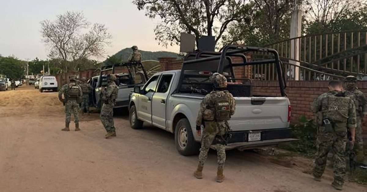 Operativo de seguridad en Culiacán con efectivos y camionetas en una calle de tierra