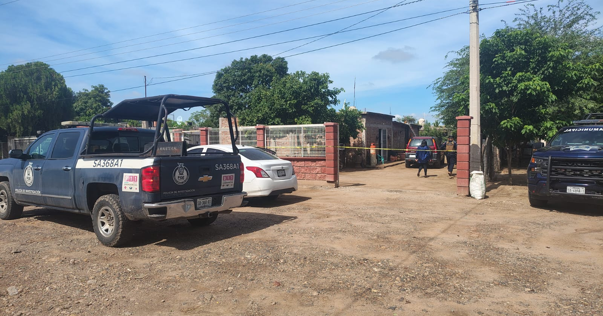 Escena de investigación policial en Pueblo Viejo, Sinaloa, tras muerte por golpe de calor.