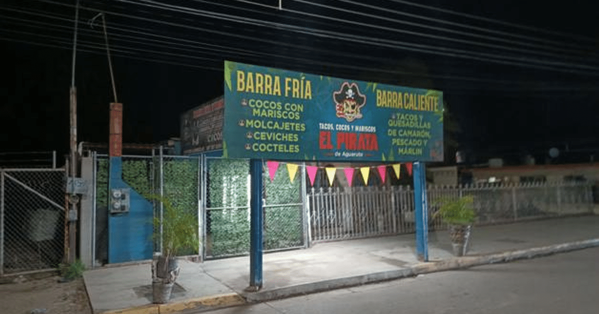 Fachada de la marisquería El Pirata de Aguaruto con letrero de productos y decoraciones coloridas