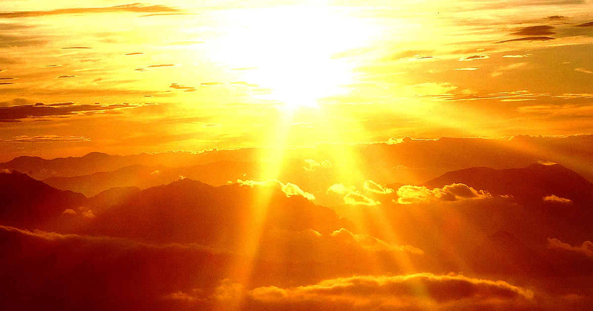 Amanecer en Los Mochis con montañas y nubes doradas