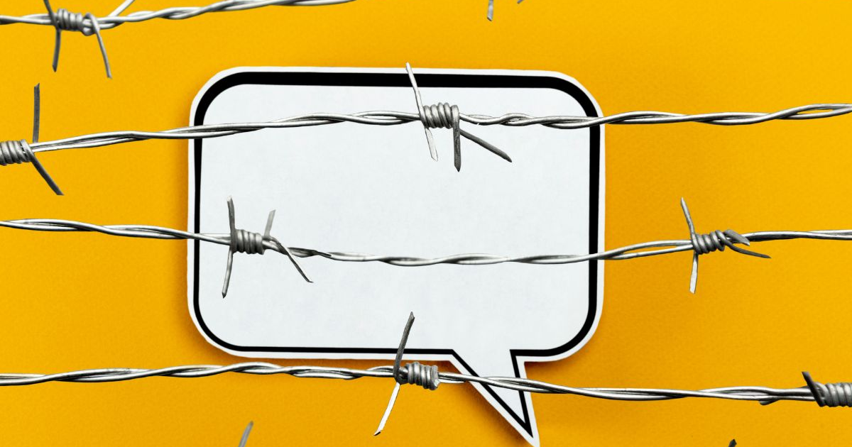 Fondo amarillo con bocadillo de texto detrás de alambres de púa, simbolizando restricción en la comunicación.