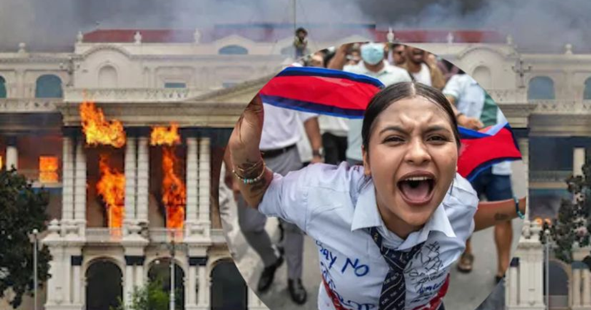 Mujer gritando con banda de colores frente a edificio en llamas durante protestas en Katmandú