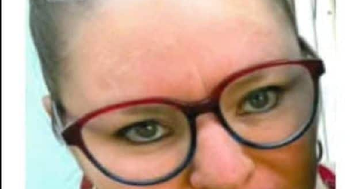 Primer plano de una persona con gafas, vinculado a la búsqueda de Cinthya Berenice Orozco Beltrán en Mazatlán.