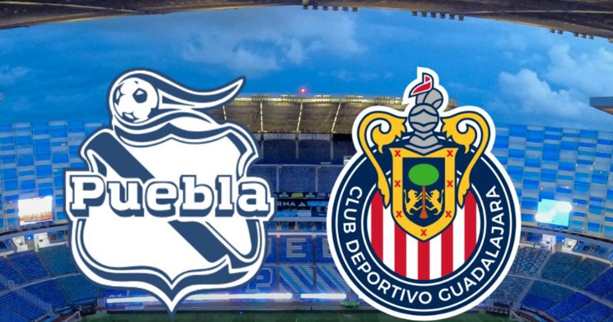 Logotipos de Club Puebla y Chivas en el Estadio Cuauhtémoc