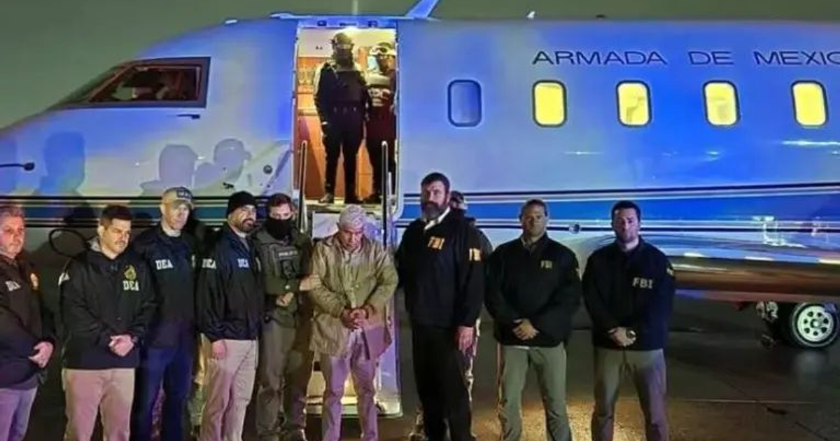 Rafael Caro Quintero capturado por la Armada de México, rodeado de agentes del FBI y DEA.