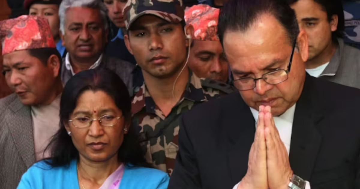 Vivienda incendiada en Katmandú durante protestas, resultando en la muerte de Rajyalaxmi Chitrakar.