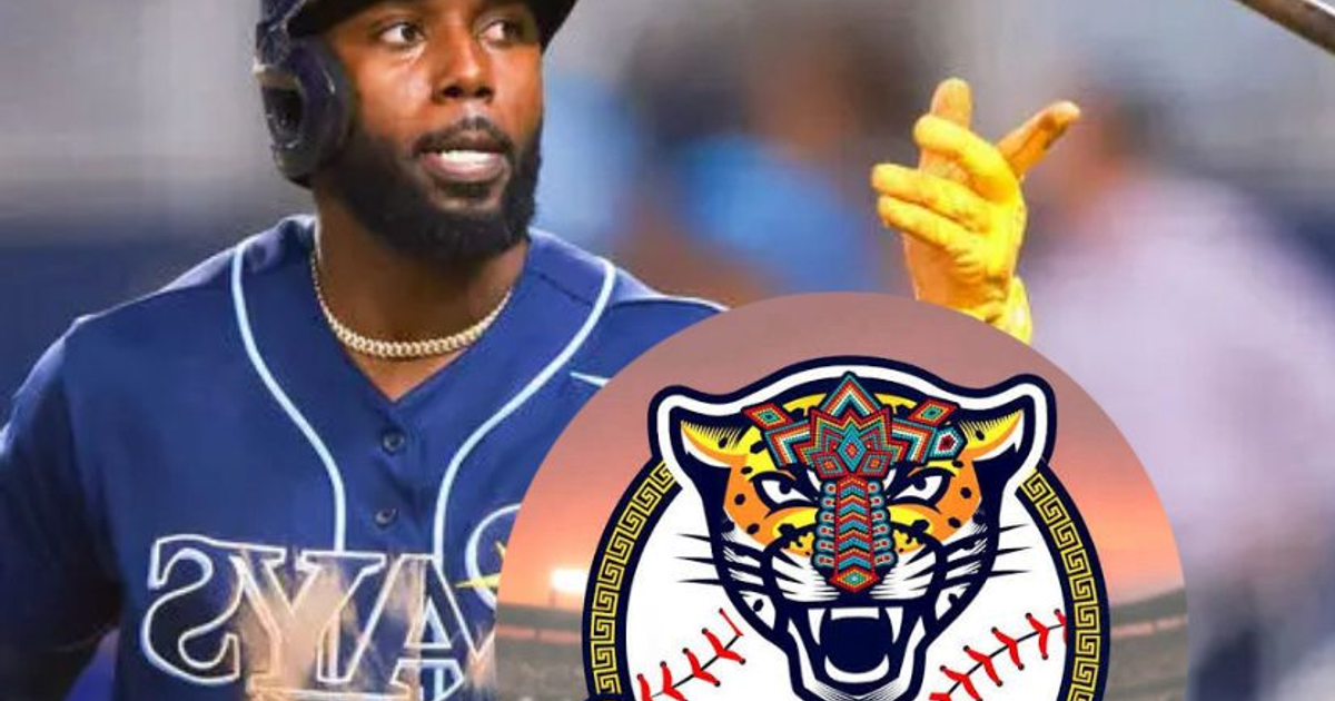 Jugador de béisbol con uniforme y logo de tigre estilizado, relacionado con los Jaguares de Nayarit.