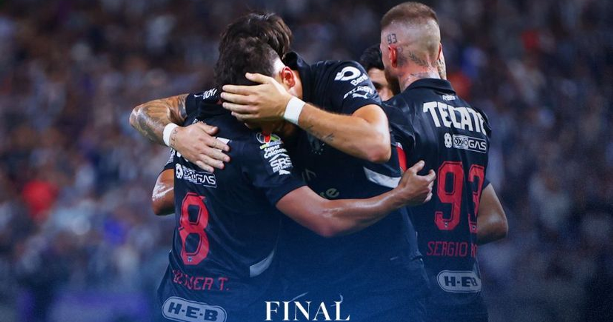 Jugadores de Rayados celebran victoria sobre Santos en el Estadio BBVA