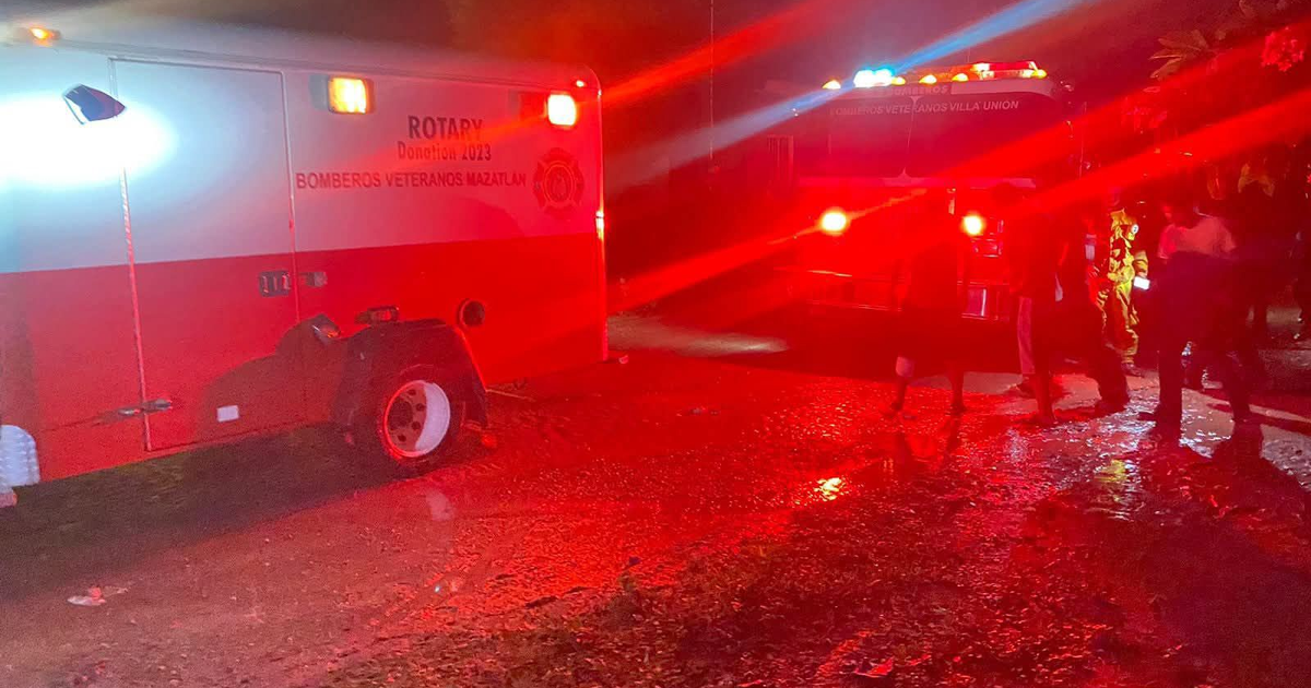 Escena nocturna de emergencia en Villa Unión con ambulancia y camión de bomberos tras impacto de rayo.