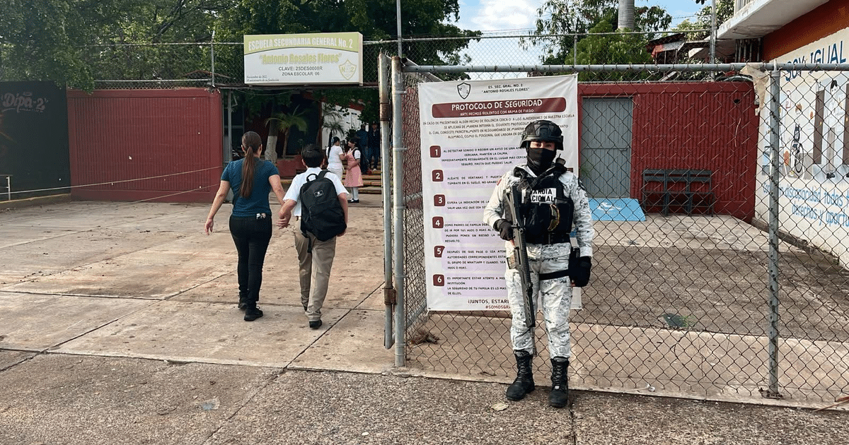 Entrada de la Escuela Secundaria General No. 2 con seguridad en Culiacán