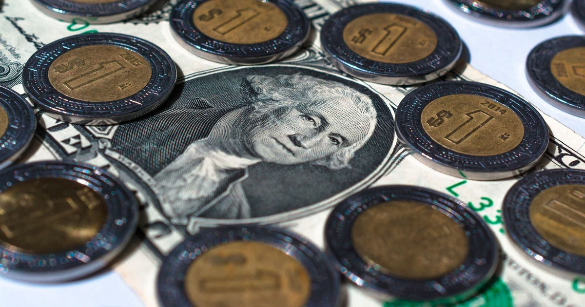 Billete de un dólar estadounidense rodeado de monedas de un dólar mexicano, simbolizando la relación económica entre ambos países.
