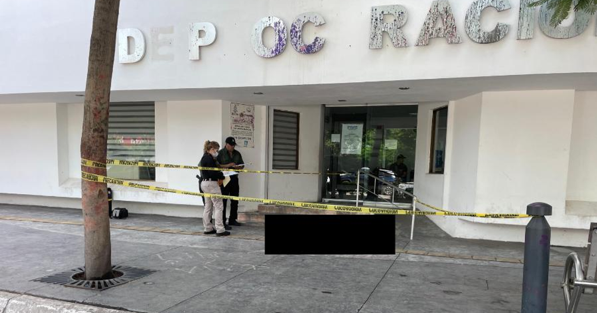 Fachada de edificio con cintas de prevención y personas revisando documentos en Los Mochis