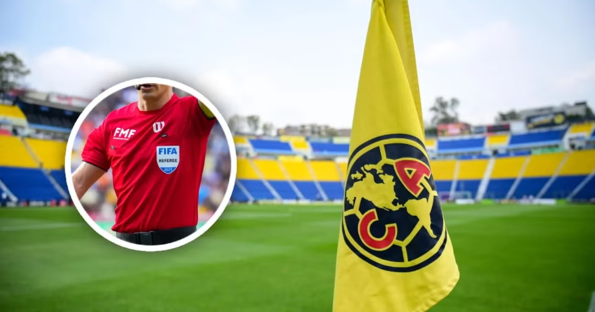 Árbitro FIFA en estadio con gradas amarillas y azules, escena de partido América vs Pachuca.