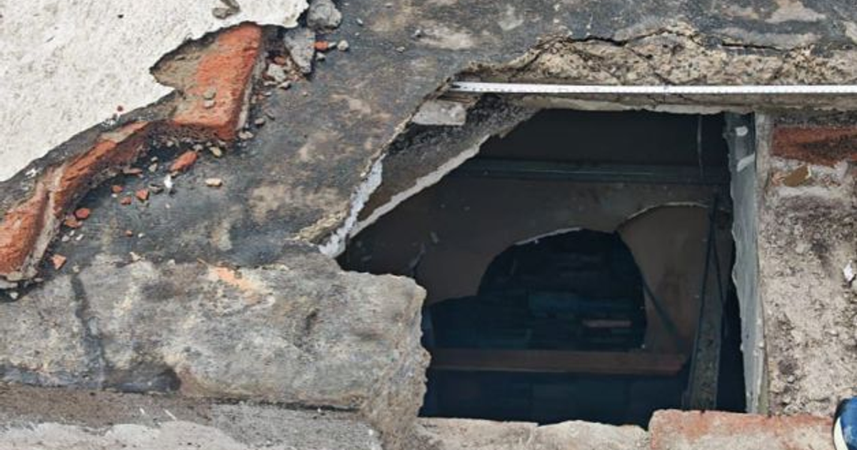 Boquete en la pared de una joyería en Los Mochis tras un robo