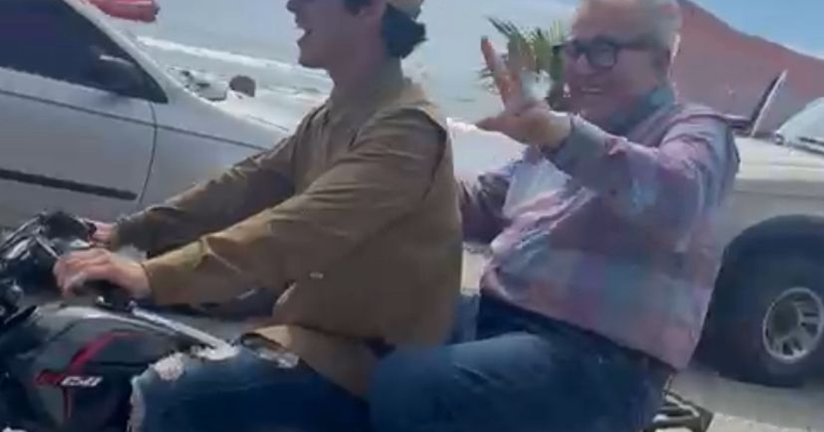 Gobernador Rocha Moya en motocicleta con un hombre mayor en Navolato, Sinaloa, con el mar de fondo.