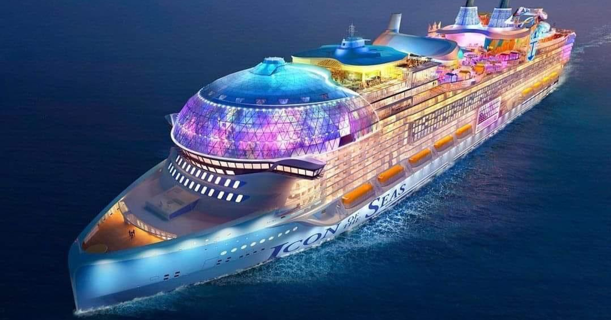 Crucero Icon of the Seas navegando en el océano con luces de colores y diseño moderno.