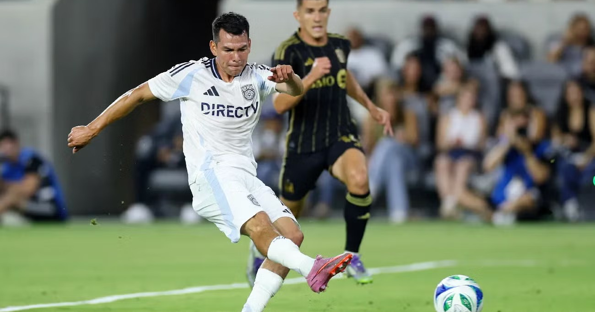 Dos jugadores de fútbol en acción durante el partido San Diego FC vs Los Angeles FC, con espectadores en el fondo.