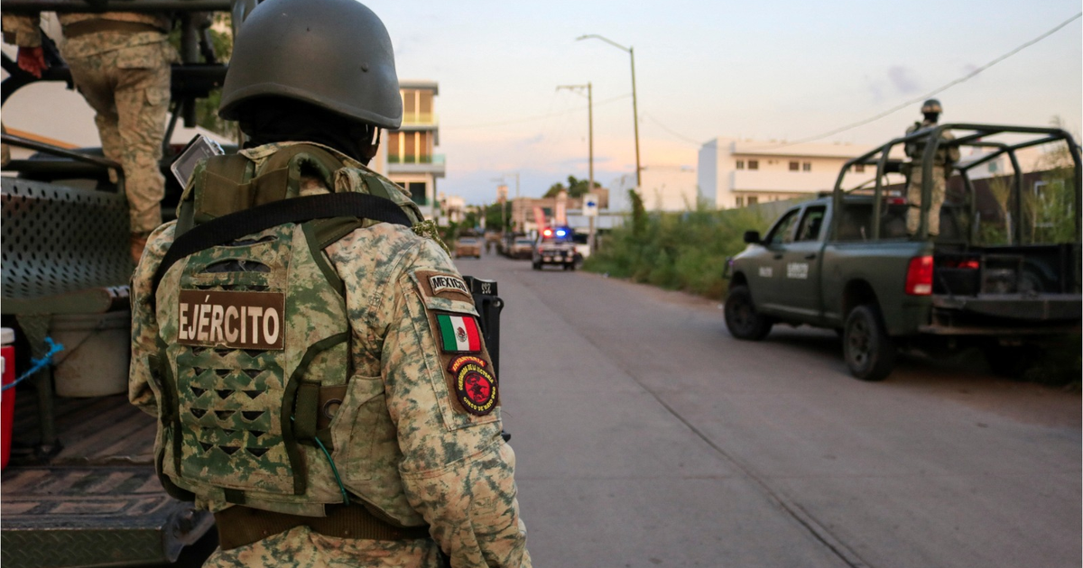 Soldado del Ejército Mexicano en operativo de seguridad en Culiacán al atardecer