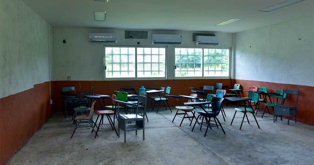 Aula vacía con mesas y sillas desordenadas en secundaria técnica de Sinaloa