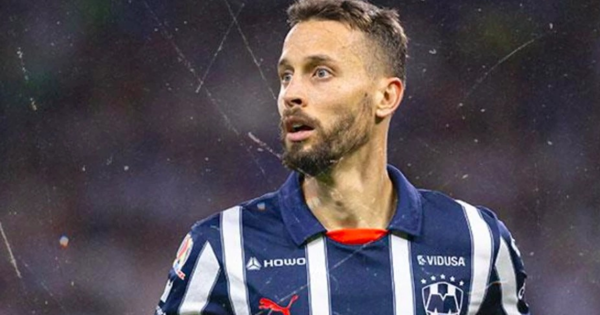 Jugador de fútbol del Club de Fútbol Monterrey en acción, posiblemente Sergio Canales, quien enfrenta un proceso de recuperación tras una cirugía menor.