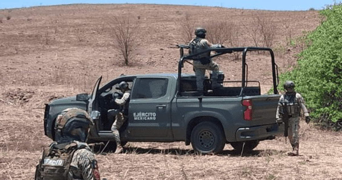 Soldados del Ejército Mexicano junto a una camioneta militar en un entorno desértico durante un operativo en Sataya, Sinaloa.