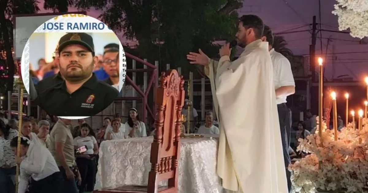 Sacerdote hablando en evento religioso con homenaje en Culiacán