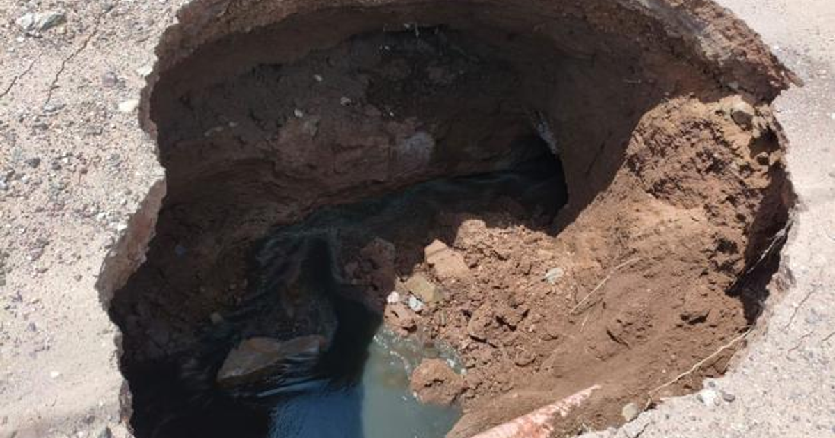 Socavón en el Bulevar Centenario de Los Mochis con agua estancada y terreno erosionado
